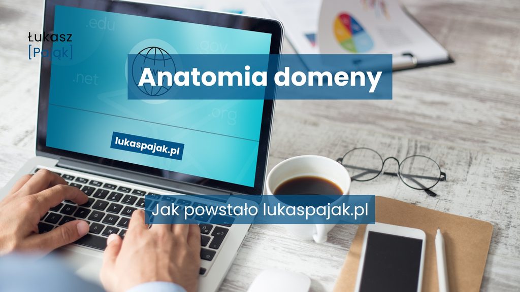 Kadr ze mną przy komputerze i ekranie, na którym widoczny jest fragment strony i nazwa domeny lukaspajak.pl. Na grafice dodatkowy napis: Anatomia domeny i mniejszym tekstem: Jak powstało lukaspajak.pl