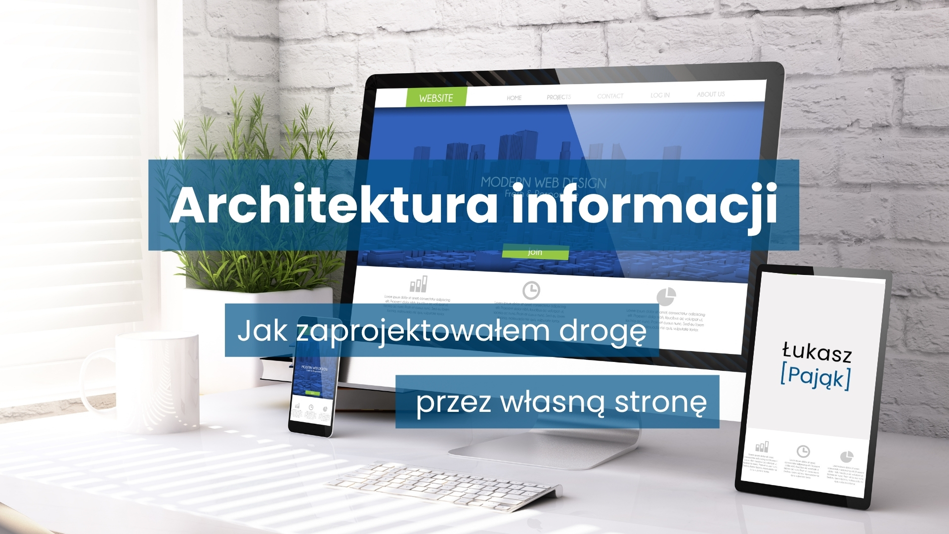 Grafika z napisem „Architektura informacji” i podtytułem „Jak zaprojektowałem drogę przez własną stronę”, przedstawiająca stanowisko z monitorem, smartfonem i tabletem, na którym widoczny jest znak marki Łukasz Pająk.