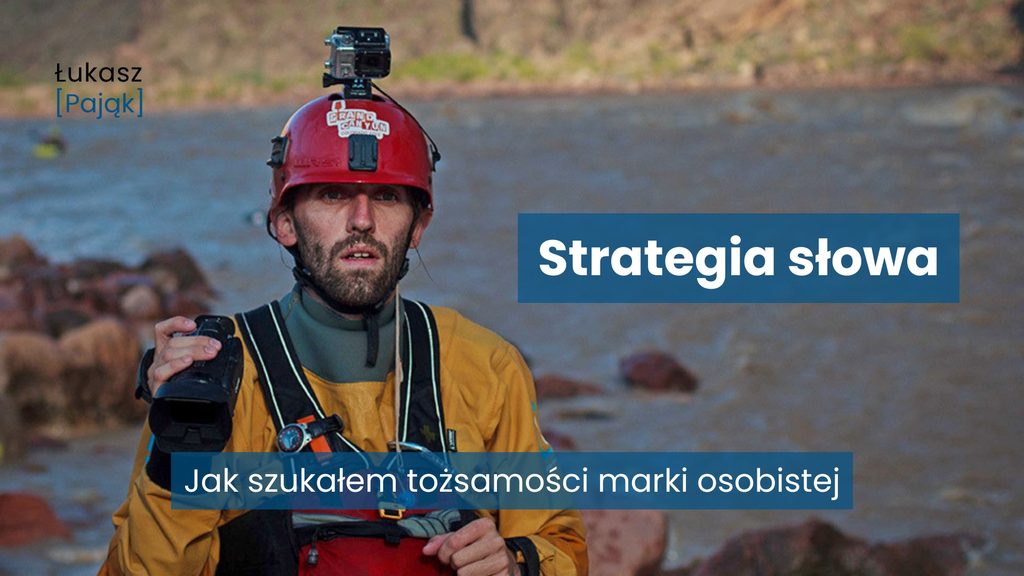 Łukasz Pająk podczas wyprawy kajakowej nad górską rzeką, na grafice tytuł artykułu „Strategia słowa. Jak szukałem tożsamości marki osobistej”.