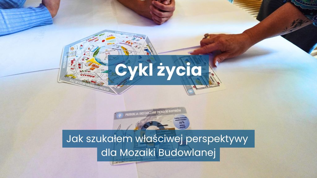 Grafika z napisem „Cykl życia” i podtytułem „Jak szukałem właściwej perspektywy dla Mozaiki Budowlanej”, przedstawiająca stół warsztatowy z kartami używanymi podczas Mozaiki Budowlanej oraz dłonie uczestników pracujących nad materiałem.
