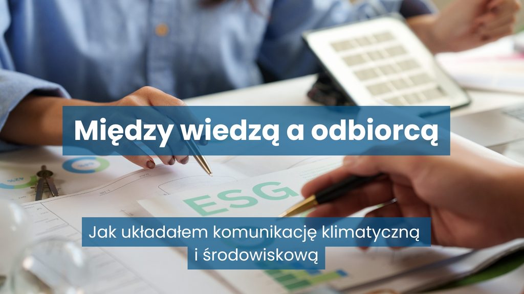 Grafika z napisem „Między wiedzą a odbiorcą” i podtytułem „Jak układałem komunikację klimatyczną i środowiskową”, przedstawiająca osoby analizujące przy stole materiały i dane ESG.