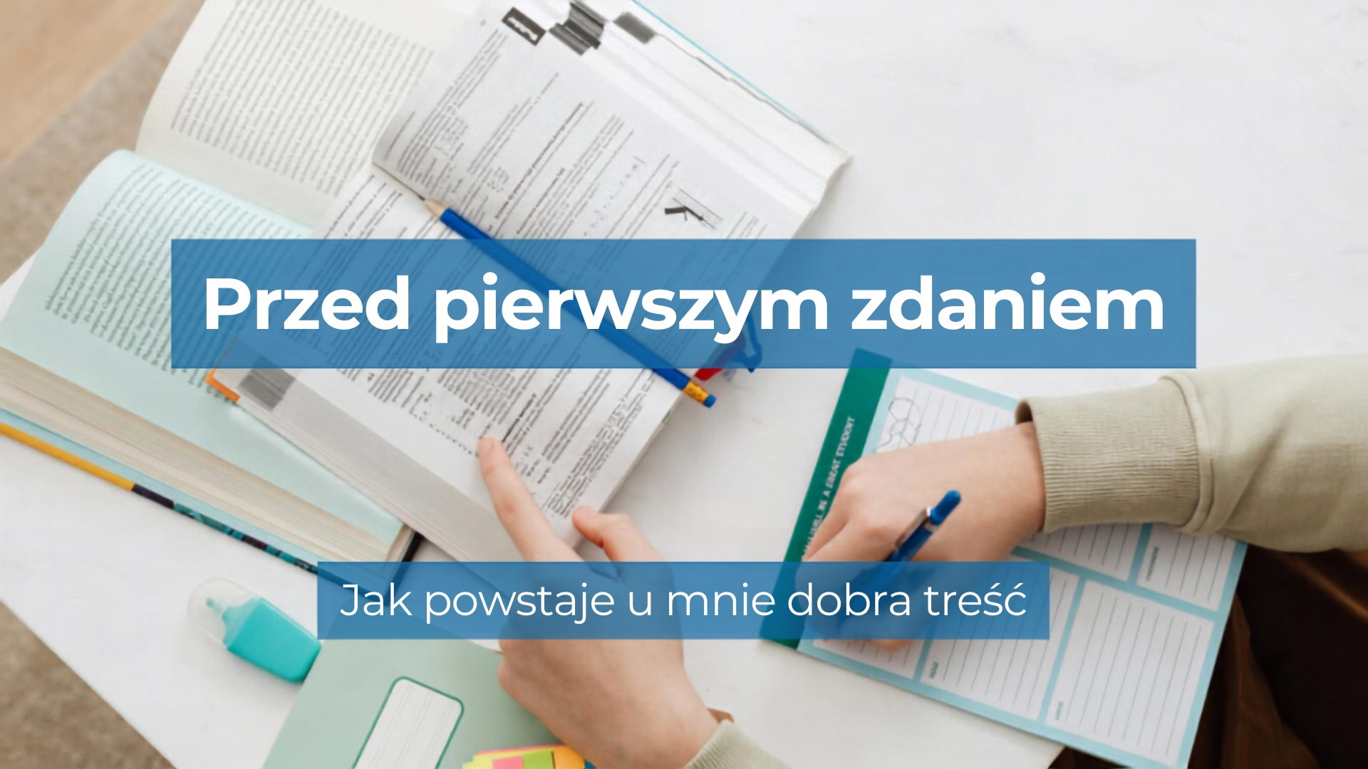 Grafika z napisem „Przed pierwszym zdaniem” i podtytułem „Jak powstaje u mnie dobra treść”, przedstawiająca osobę analizującą książki, tekst źródłowy i notatki przed rozpoczęciem pisania.