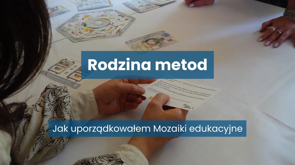 Grafika z napisem „Rodzina metod” i podtytułem „Jak uporządkowałem Mozaiki edukacyjne”, przedstawiająca uczestników pracujących przy stole z kartami wykorzystywanymi podczas warsztatu opartego na odkrywaniu zależności.