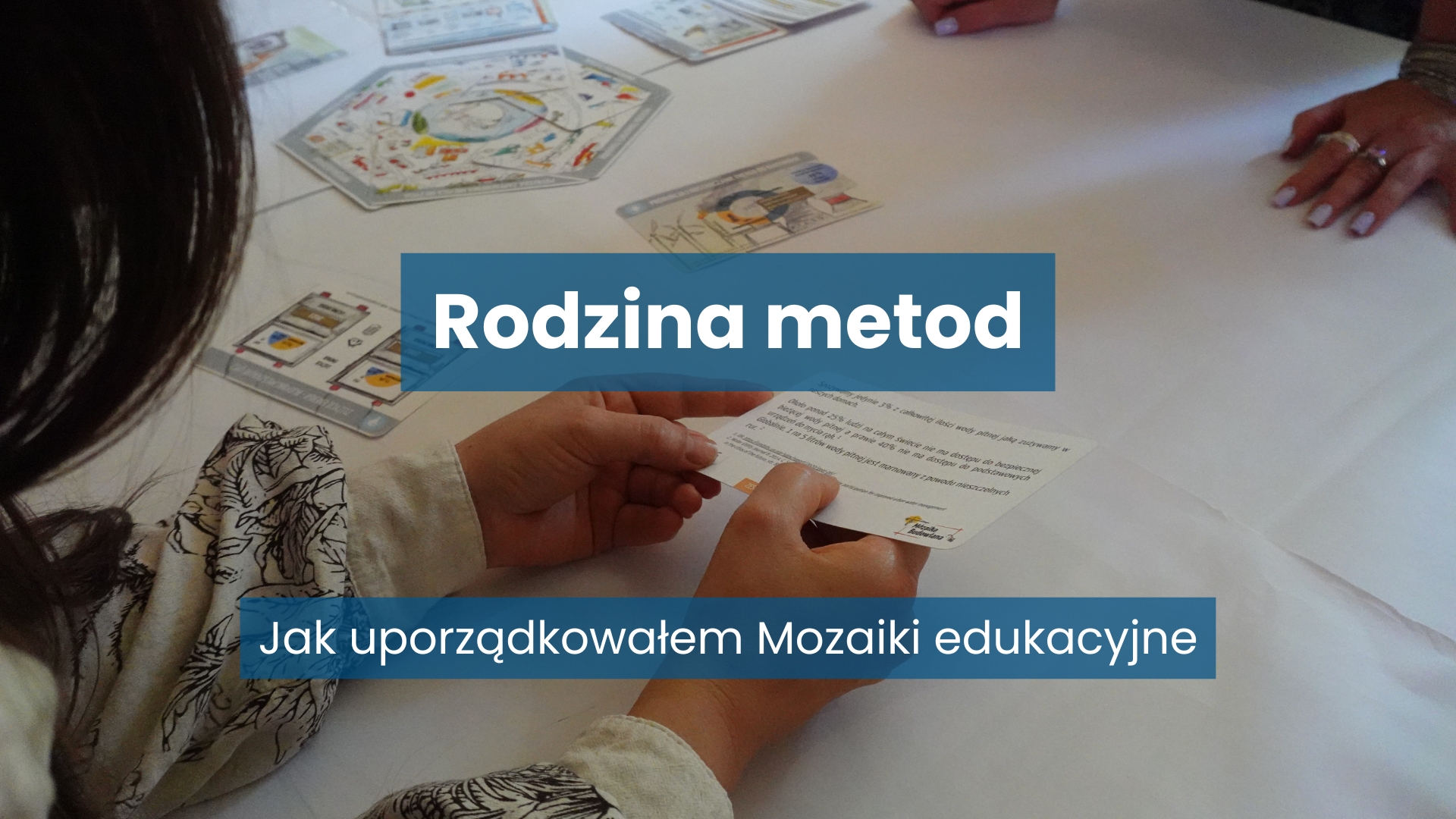 Grafika z napisem „Rodzina metod” i podtytułem „Jak uporządkowałem Mozaiki edukacyjne”, przedstawiająca uczestników pracujących przy stole z kartami wykorzystywanymi podczas warsztatu opartego na odkrywaniu zależności.